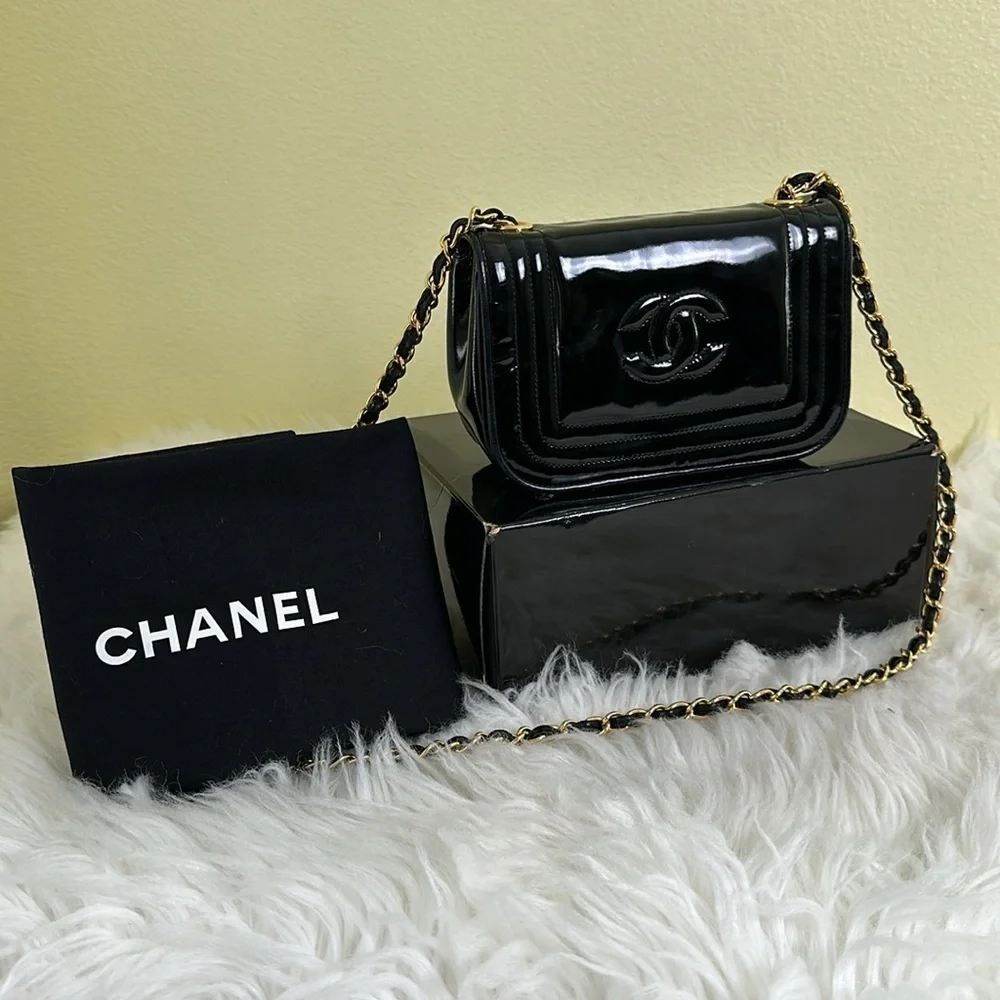 💯Authentic Chanel Black Patent Leather Chain Mini Bag🍀